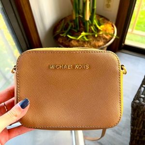 ⭐️Micheal Kors crossbody!⭐️